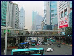 Typical pedestrian skywalk above Shennan Boulevard in the Luohu ditrict. A really good idea since the traffic can be dangerous sometimes!